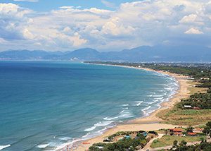 Bambina si ferisce con una siringa su una spiaggia del Cilento