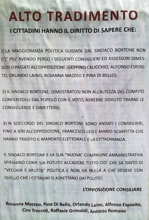 Ecco il manifesto delle polemiche: “Alto tradimento”