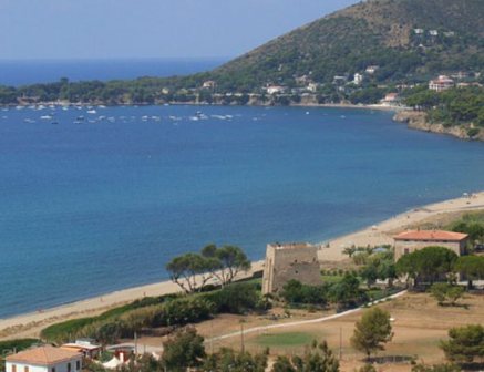 “Mare verde giallo” a Baia Arena, la protesta dei bagnanti