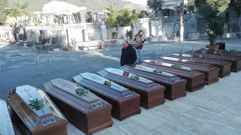 Un fiore bianco su ogni bara: a Salerno il funerale delle 26 ragazze straniere