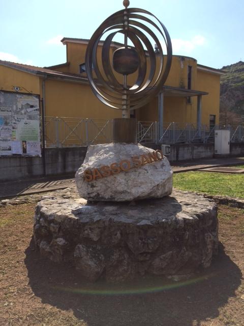 Scultura di Ottavio Di Brizzi spostata nella piazza centrale di Silla di Sassano nel decennale della sua morte