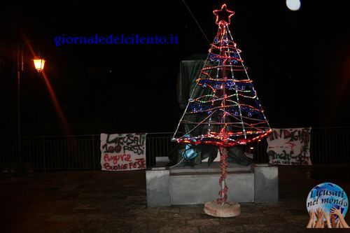 … ed a Licusati spunta l’Albero di Natale degli Indignati