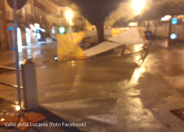 Bombe d’acqua a ripetizione: abitazioni senza tetto e persone bloccate. Sabato scuole chiuse: ecco dove