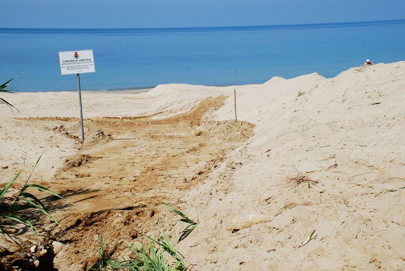 Ruspe e mezzi pesanti sulle spiagge e in acqua tra Camerota e Palinuro (FOTO)