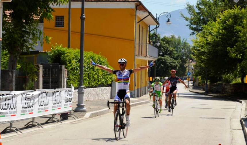 Borrelli piglia tutto, il campione del mondo conquista anche la Granfondo Valle del Tanagro