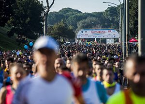Roma-Ostia, 16 mila atleti alla mezza maratona più famosa d’Italia: taglia il traguardo anche la ‘Running Camerota’