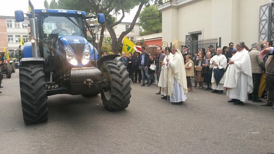 Una carovana di trattori invade Agropoli, celebrata la giornata del ringraziamento (FOTO)