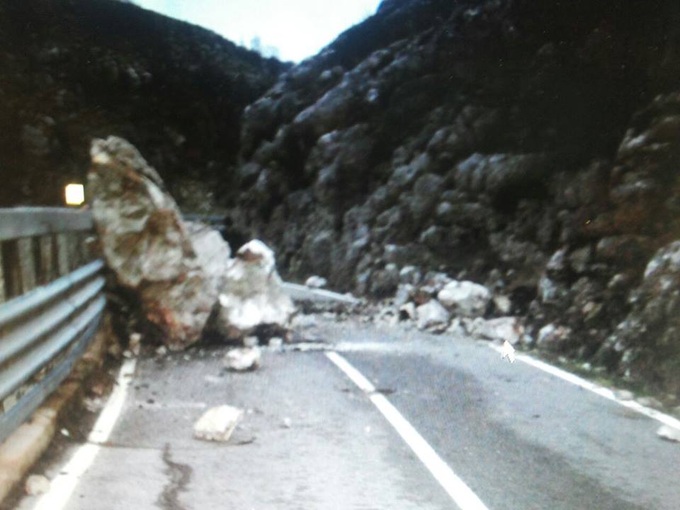 Cade la montagna, la frana nel Parco del Cilento è paurosa: ennesima strada chiusa e centri isolati