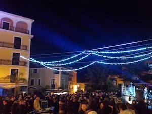 Capodanno in piazza a Camerota, tra la folla scoppia una bomba