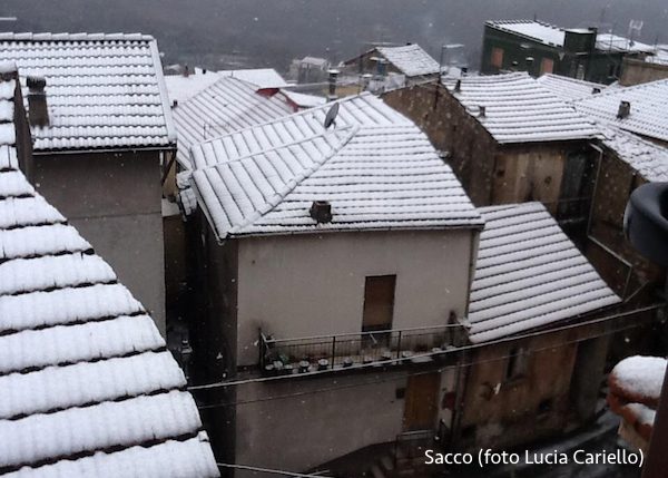 Cilento e Diano imbiancati, la neve scende giù: disagi alla viabilità