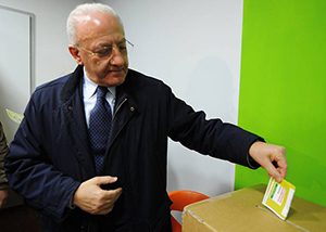 Primarie Pd, De Luca ultimo candidato a votare. Cozzolino e Di Lello rispondono a Saviano