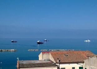 Ex presidente Parco alla procura di Vallo: «Fermate le navi da guerra contro le alici» nel mare del Cilento