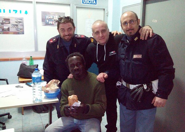 Ghanese ruba per fame e freddo: polizia lo acciuffa, ma viene liberato e rifocillato dagli agenti