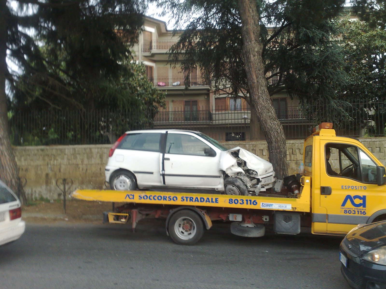 Asfalto viscido per la pioggia, due auto si scontrano frontalmente