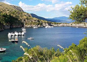 E’ caos tra le spiagge più belle d’Italia Infreschi e cala Bianca, saltano regole e passerelle: pericolo per i bagnanti