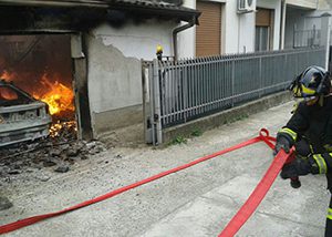 Casal Velino: lavora con la saldatrice, ma scintilla fa scoppiare incendio in garage
