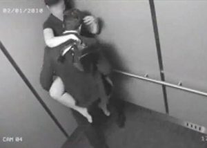 Amanti fanno sesso in ascensore e restano «incastrati»: condomini li soccorrono