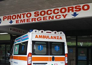 Cilento, infermiere aggredito al pronto soccorso: 40enne gli lancia un mazzo di chiavi in faccia