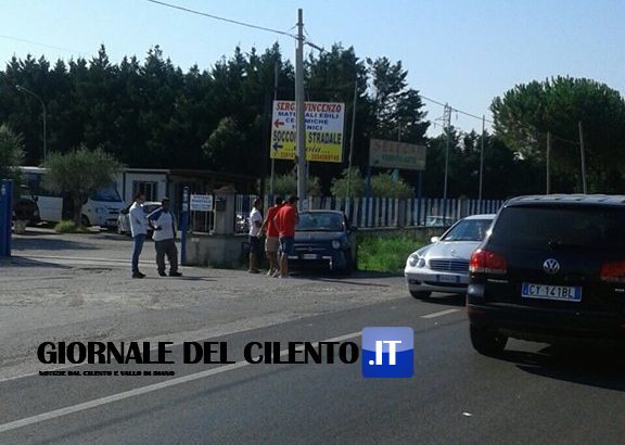 Cilento, auto fa inversione e provoca incidente: tre feriti