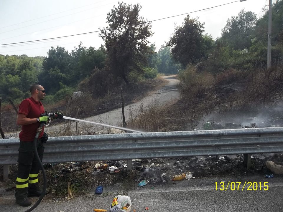 Incendio tossico lungo la Cilentana, in fiamme discarica a cielo aperto