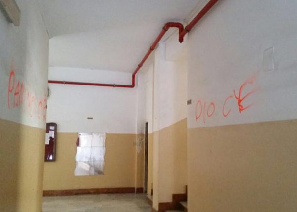 Vallo della Lucania: ubriaco entra in un palazzo, fa pipì e vomita poi imbratta i muri con lo spray