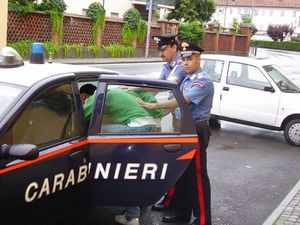 Pluripregiudicato ruba autocarro, i carabinieri lo inseguono e si schianta: arrestato