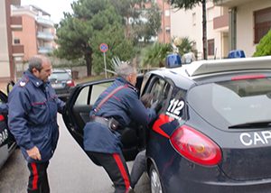 Spaccio e detenzione di droga, 23enne arrestato dai carabinieri. Giovane segnalata