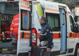 Studentessa investita da auto in corsa: sfonda parabrezza ma si salva grazie allo zaino