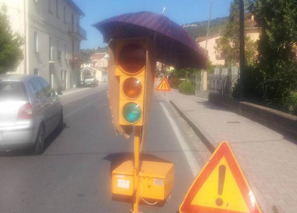 Lavori in corso nel Cilento, manca il parasole e sul semaforo spunta un ombrello