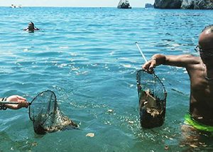 Camerota, mare sporco dopo fuochi d’artificio. Don Gianni: «Festa c’era prima dei turisti», sindaco: «San Domenico non si tocca»