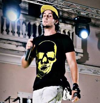 Rapper di Capaccio denunciato dalla polizia: ha cantato «contro» Raciti e Spaccarotella