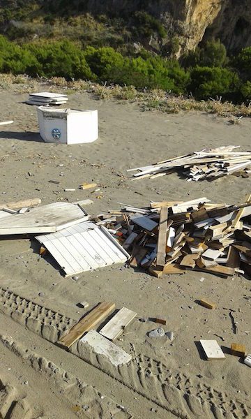 Marina di Camerota, dove c’erano i lidi ora ci sono rifiuti: chiodi e pannelli sulla spiaggia