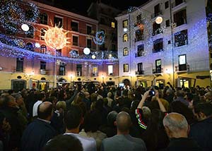 Troppa folla a Salerno, donna cilentana si accascia a terra tra le ‘Luci d’artista’