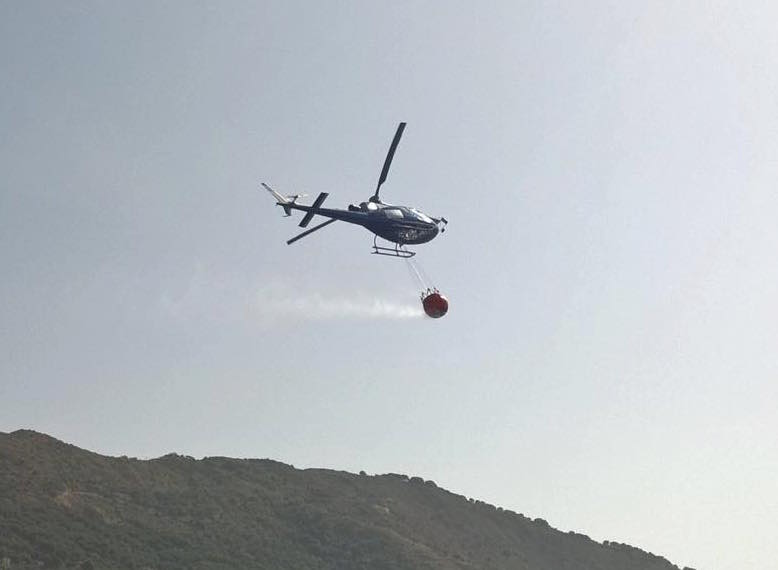 Le fiamme divorano le colline del Cilento a picco sul mare