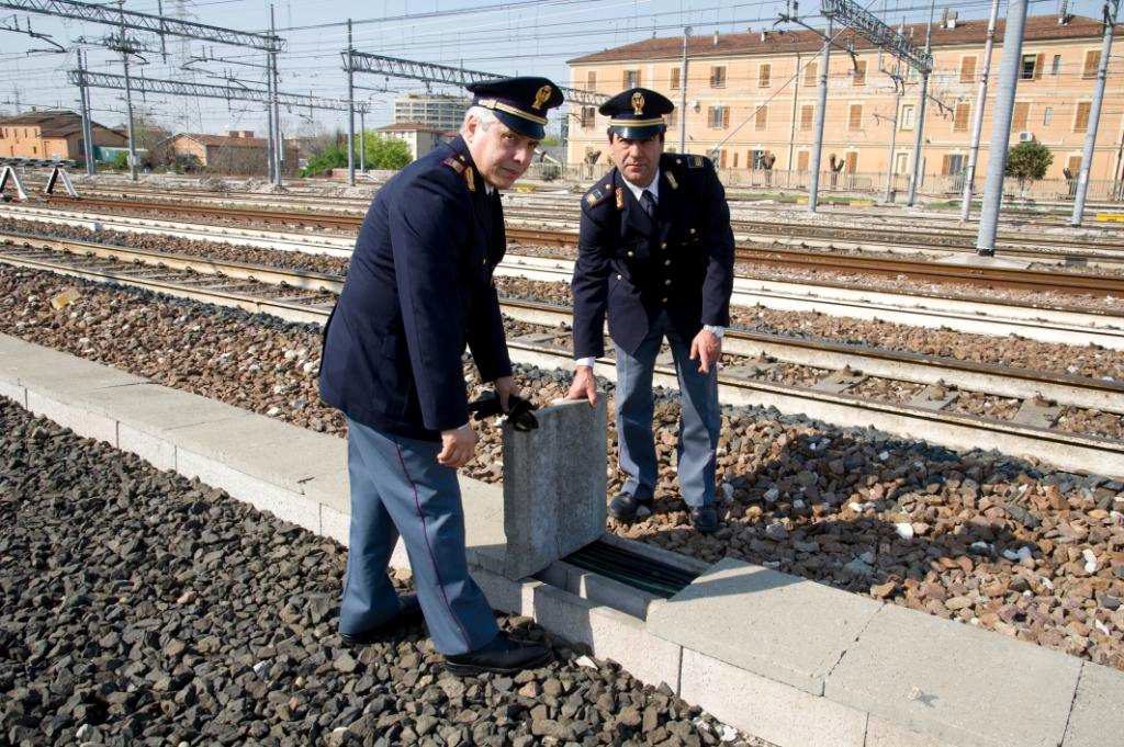 Papà accompagna figlio di 14 anni a rubare il rame sui binari: fermato