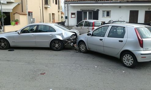 Schianto frontale tra due auto in Cilento, c’è un ferito