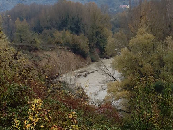 Il fiume minaccia il paese: a rischio abitazioni e terreni. Cittadini: «Fate qualcosa»