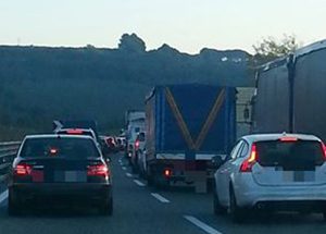 Frontale sulla strada, ci sono feriti. Traffico paralizzato