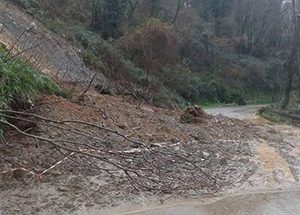 Maltempo in Cilento, scatta allerta protezione civile. Strada chiusa per frana