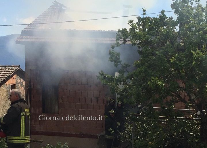 Casa in fiamme in Cilento, vigili del fuoco al lavoro: si indaga sulle cause