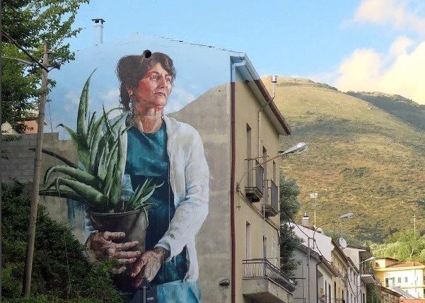 L’inno alla bellezza di Sapri nel murales dell’artista Fintan Magee