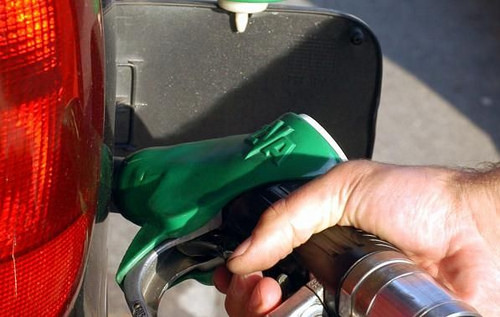 Acqua nella benzina, danni a 12 auto. Riconosciuto il danno: promesse e niente soldi