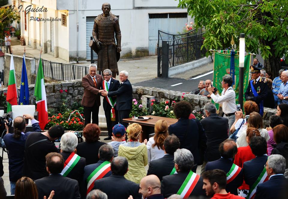 Cilento e Bulgaria più vicine: una statua del principe bulgaro Khan Alzeco nel centro storico di Celle