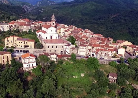 In volo con il drone su Morigerati: lo spettacolo tra i tetti rossi e lo storico campanile | VIDEO