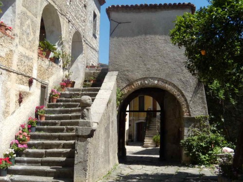 Morigerati, il Touring Club Italiano assegna la bandiera arancione al borgo cilentano: “Località eccellente dell’entroterra”