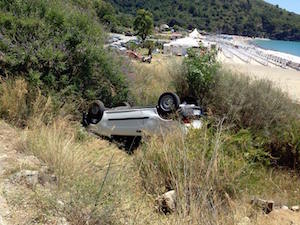 Tragedia sfiorata a Camerota, 74enne perde il controllo dell’auto e precipita sulla spiaggia |FOTO