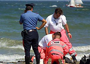 Tragedia in mare nel Cilento, bagnante si tuffa e muore: soccorsi inutili