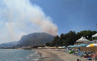 Palinuro, vasto incendio divora collina: la nube di fumo arriva a Camerota |FOTO