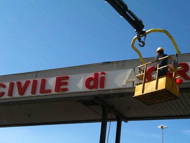 Adesso è proprio finita, all’Ospedale di Agropoli tolta anche l’insegna