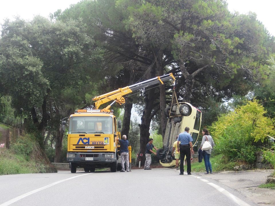 Ispani, auto si ribalta: nessun ferito